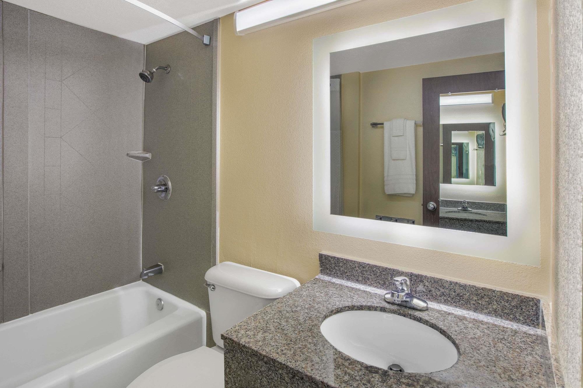 Howard Johnson By Wyndham Oklahoma City Okc Airport, Fairgrounds, I40 Exterior foto